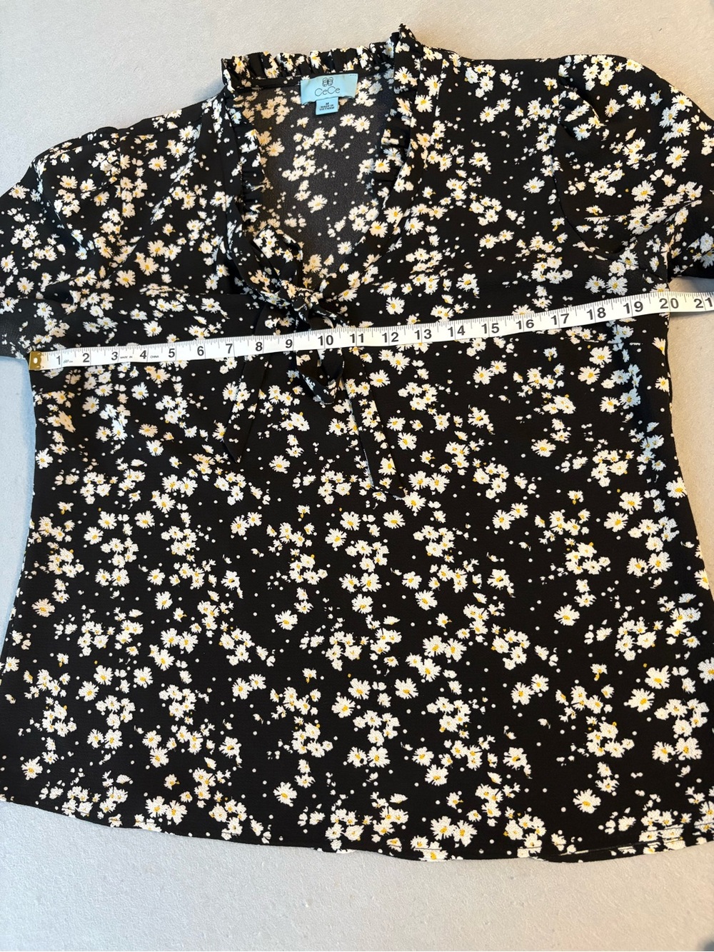 CeCe Blouse Flirty Daisy
Pattern Ruffles and Puff Sleeves Size Medium - Picture 7 of 9